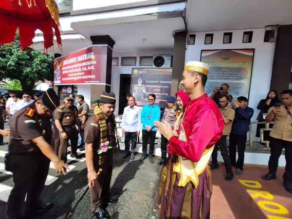 Duta Pariwisata Kota Parepare sambut kedatangan Kajati Sulsel di Kota Parepare