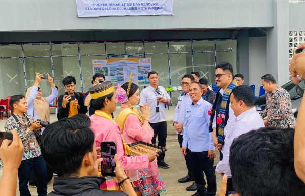Duta Pariwisata Kota Parepare menyambut kedatangan Anggota DPR RI dalam rangka peninjauan kemajuan pembangunan stadion Gelora BJ. Habibie
