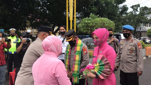 Tari Padduppa Binaan Disporapar Sambut Kedatangan Kapolres Baru