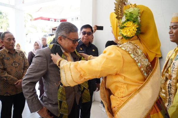 Duta Pariwisata Kota Parepare menyambut kedatangan Anggota Komisi II DPR RI Bapak DR. H. M. Taufan Pawe, SH, MH