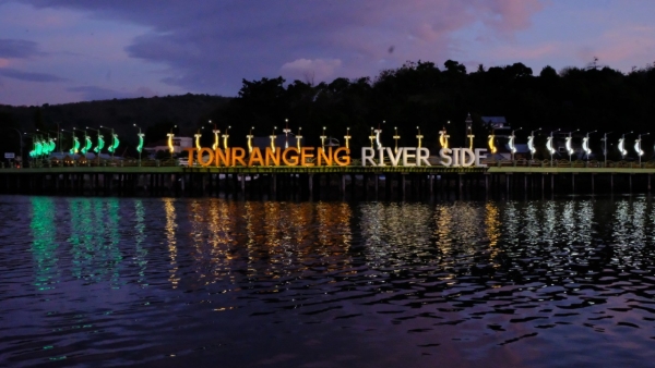 Menikmati Senja di Tonrangeng River Side