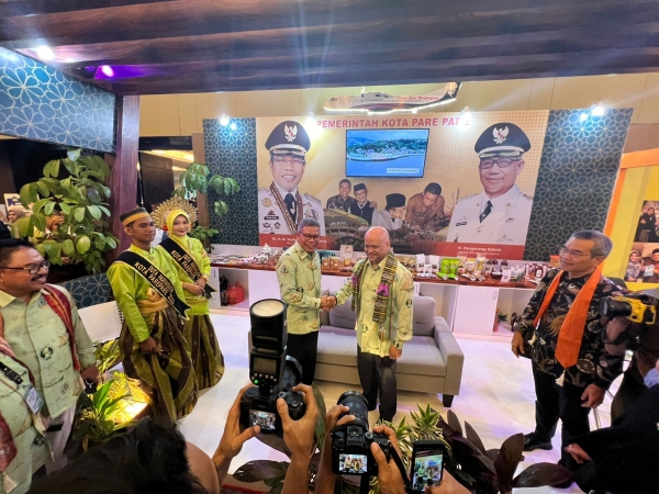 Dr Ing Ilham Akbar Habibie MBA disambut Pengalungan Sarung  Sutera oleh Duta Pariwisata Kota Parepare pada Pembukaan Makassar International Halal Trade and Business ISMI